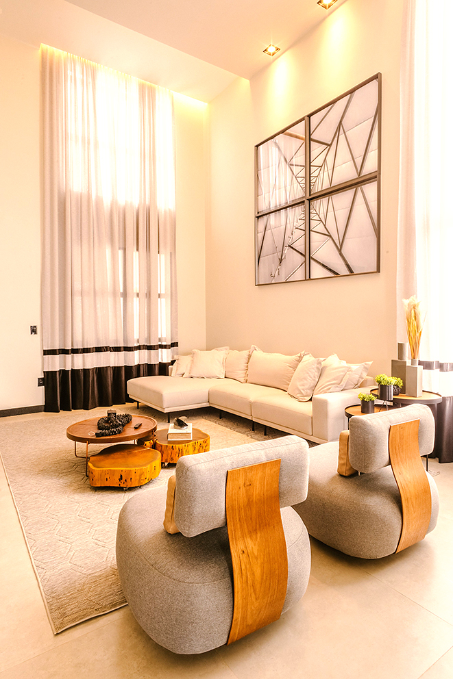 Aménagement de salon contemporain avec des fauteuils design à dossier jaune