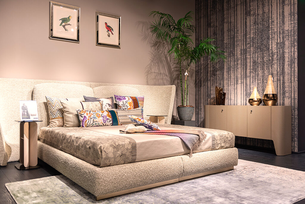 Chambre à coucher luxueuse avec lit monumental à tête de lit recouverte de tissu bouclé beige