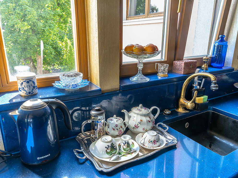Routine matinale : plateau avec vaisselle prête pour le petit déjeuner avant ajout des aliments et boissons