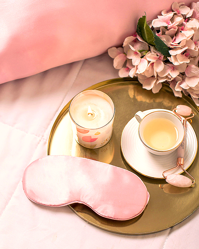 Masque de nuit en soie avec roller dans une ambiance cocooning