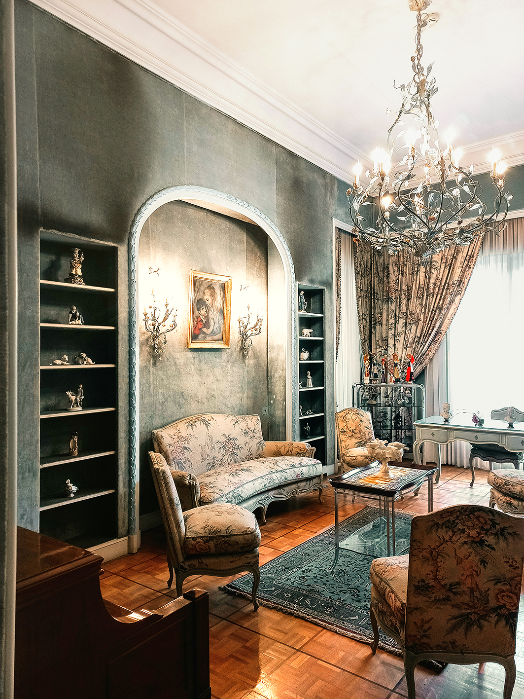 N’hésitez pas à mêler style baroque et design futuriste pour créer votre décor personnalisé unique. Choisir un meuble de caractère est la clé d’un intérieur avec une âme véritable.