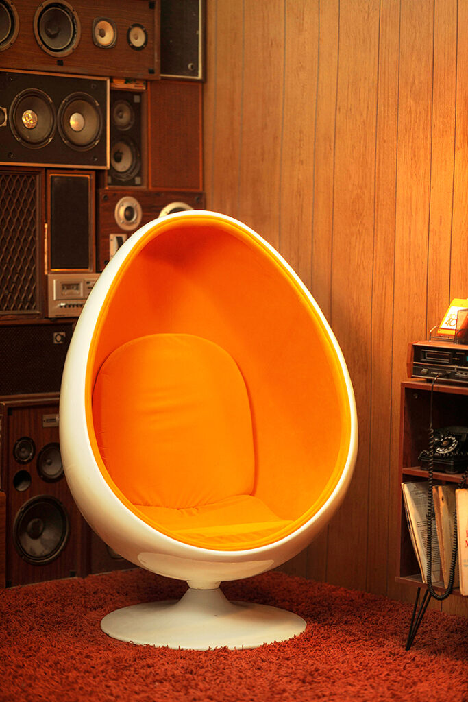 Fauteuil oeuf pivotant au design emblématique du XXe siècle dans un coin musique