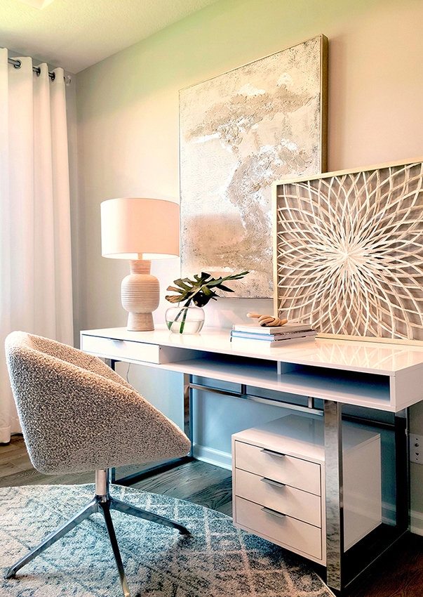 Espace de travail luxueux avec bureau en noyer sombre, sous-main en cuir véritable, bureau, fauteuil et lampe design style Vogue.