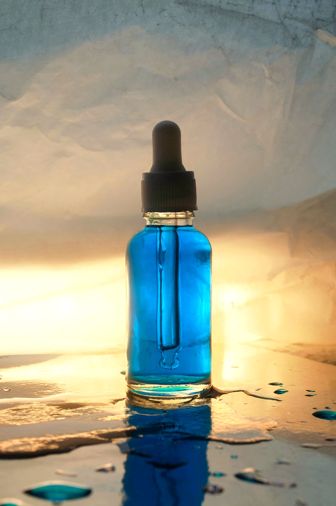 Flacon de sérum aux peptides de cuivre "or bleu" translucide et rétroéclairé