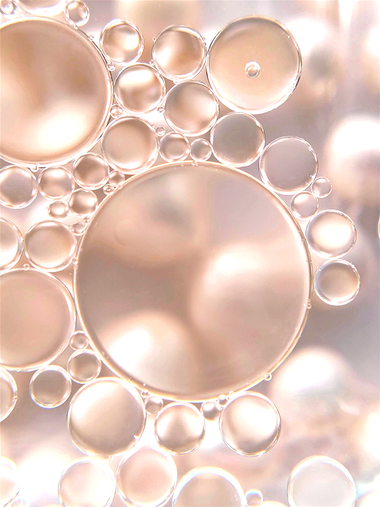 Molécules d'eau transparentes d'un blanc-rosé nacré, comme vues sous un microscope